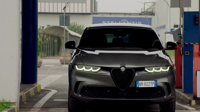 The new Alfa Romeo Tonale Veloce Plug-In Hybrid Q4 Driving Video