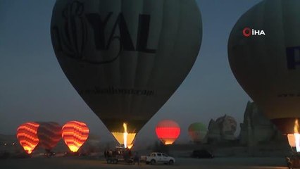Kapadokya'da sıcak hava balonları Romanya bayrağıyla havalandı
