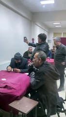 Haluk Levent'ten ilginç konser: Hem şarkı söyledi, hem kağıt oynadı