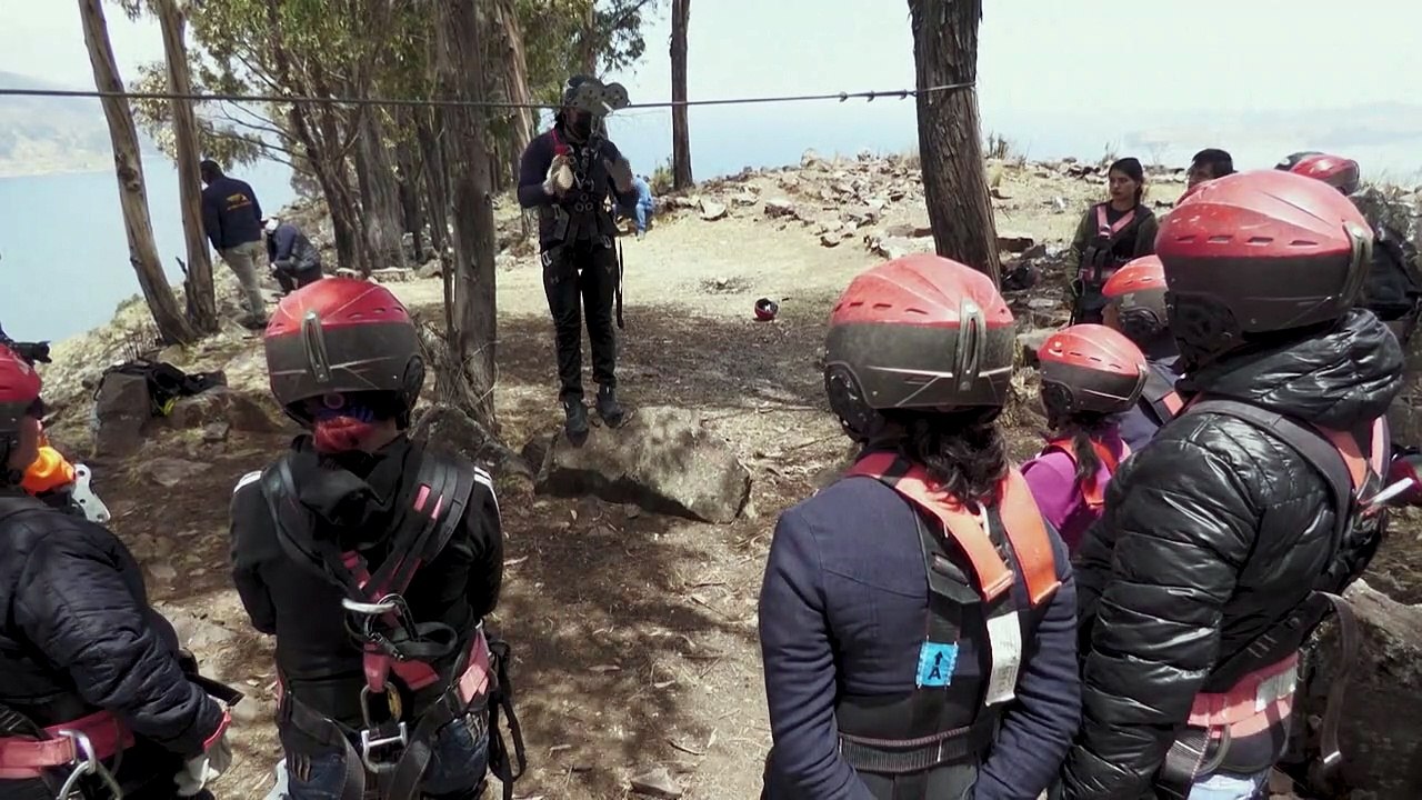 Nervenkitzel: Per Seilrutsche über den Titicaca-See