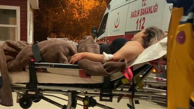 Evde televizyon izleyen koca, eşinin sözlerini duyunca çılgına döndü! Bıçağı defalarca kadına sapladı