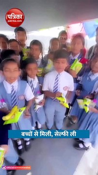 भोपाल की गलियों में स्कूटी चलाती दिखीं रवीना टंडन
