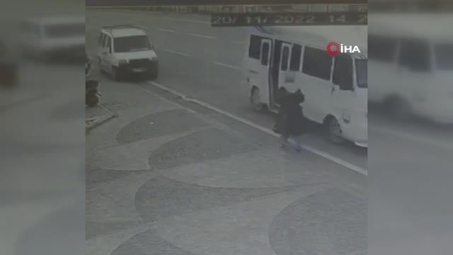Minibüse binmek isterken aracın altında kaldı... O anlar kamerada