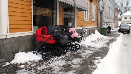 Buz gibi havada yol kenarında uyuyan bebekler, ülkeye gelen yabancıları şaşırtıyor! Nedenini duyunca hak vereceksiniz