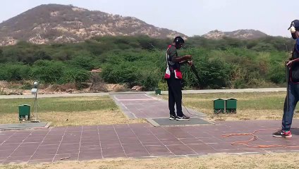 पहले पत्थरों से चटकाता था बोतलें...अब राइफल से पदकों पर निशाना