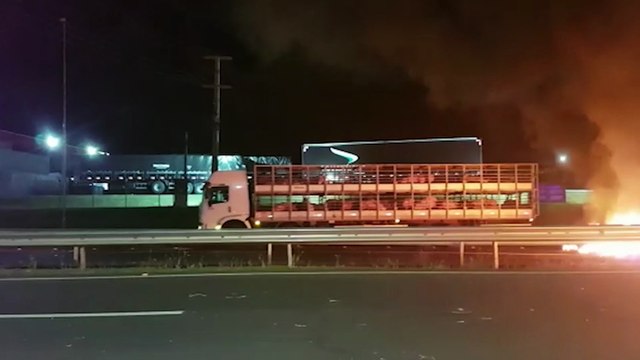 Manifestantes ateam fogo em pneus e interditam BR-277; PRF e bombeiros liberaram a via