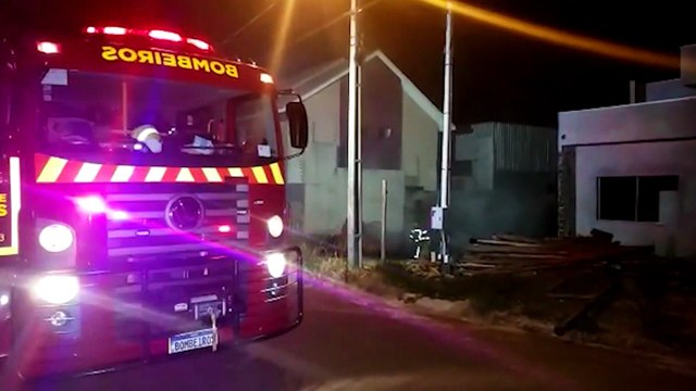 Casa de madeira fica destruída após incêndio, no loteamento Mirante