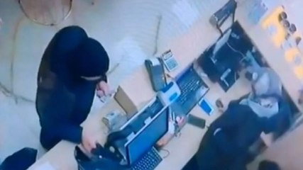 Gözlerinin önünde cep telefonunu çalıp götürdü