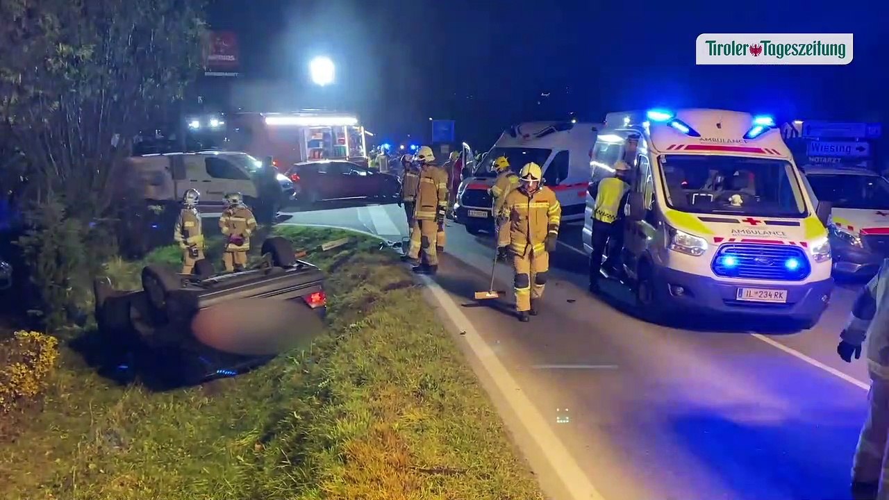 Auto landete nach Kollision in Wiesing am Dach: Zwei Verletzte