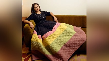 Rashmi Desai Long Multicolor Gown खूब उड़ रहा मजाक, कहा- 'क्या कंबल की ड्रेस पहन ली है' । Boldsky