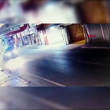 Polis minibüsü ile motosiklet çarpıştı! 1'i ağır 2 kişi yaralandı