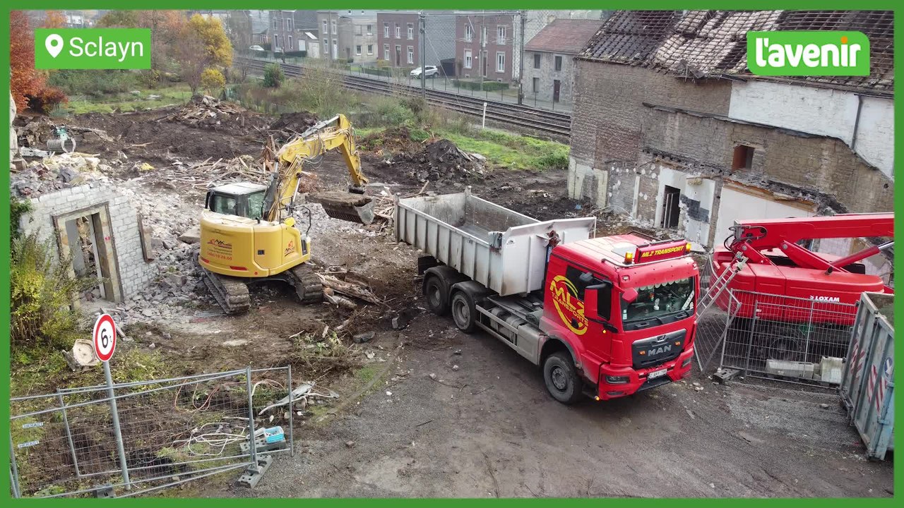 Démolition de maisons à Sclaigneaux, en vue de la construction d'un pont.
