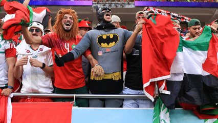 طرائف كأس العالم قطر 2022.. باتمان يظهر في سوق واقف ويرقص مع مشجعي المغرب