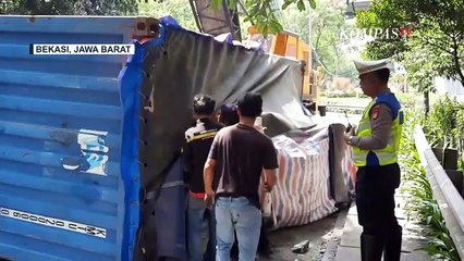 Télécharger la video: Sopir Diduga Hilang Kendali, Truk Kontainer Muatan 20 Ton Mesin Terguling di Tengah Jalan