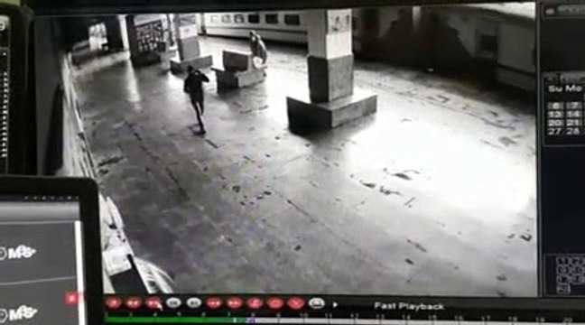 चलती ट्रेन में चढ़ने के दौरान यात्री पटरी पर गिरा, दे​खिए कैसे बची ViDEO