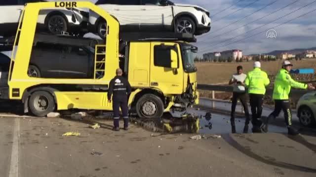 AFYONKARAHİSAR - Sandıklı ilçesinde otomobil yüklü tır ile otomobil çarpıştı