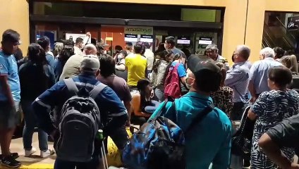 Incendio en Viru Viru provoca corte de energía y retiran a todos los pasajeros al exterior