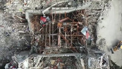 Los residentes de Mariupol miran hacia adelante a medida que la ciudad comienza su reconstrucción