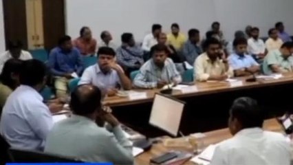 खंडवा : शासकीय योजना के कार्यों में लापरवाही,कलेक्टर ने मातहतों को लगाई फटकार