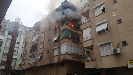 Apartman dairesinde çıkan yangın hasara neden oldu