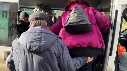 Добровольцы помогают пожилым и инвалидам покинуть Часов Яр