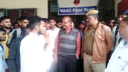 विद्यार्थियों ने कॉलेज के गेट पर ताला लगा किया प्रदर्शन