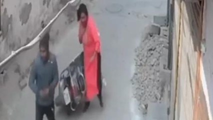 कानपुर: सीसीटीवी में देखिए बेखौफ लुटेरों की करतूत, दिन दहाड़े छीन ली महिला के गले से चेन