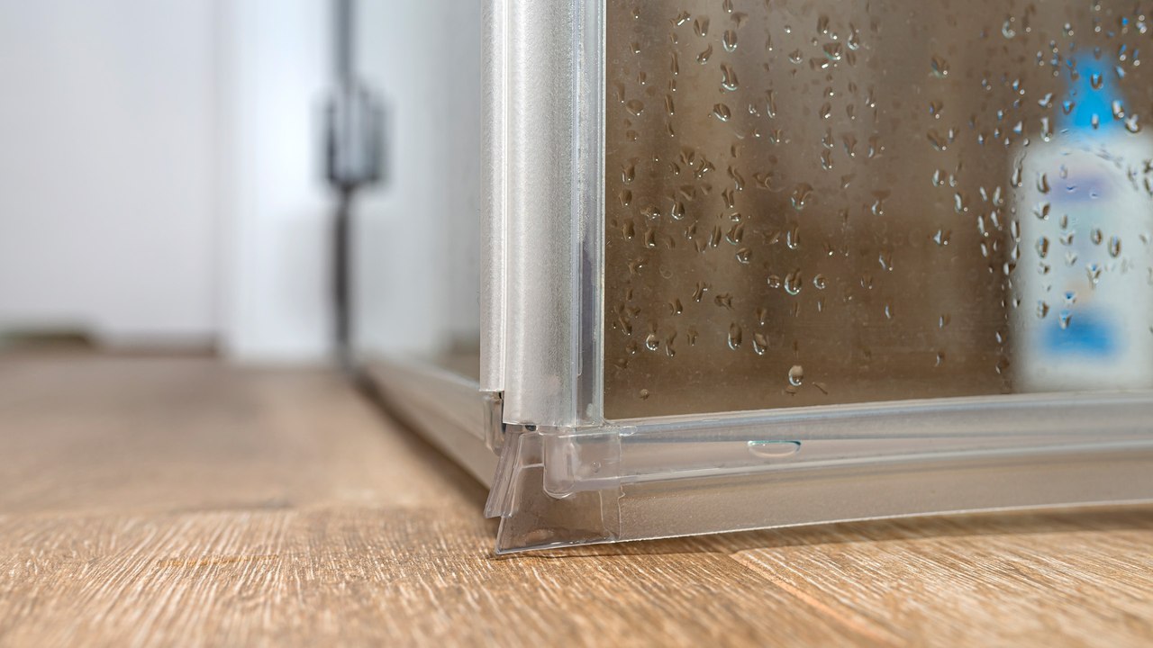 Duschdichtung reinigen: Diese Hausmittel bringen wirklich etwas