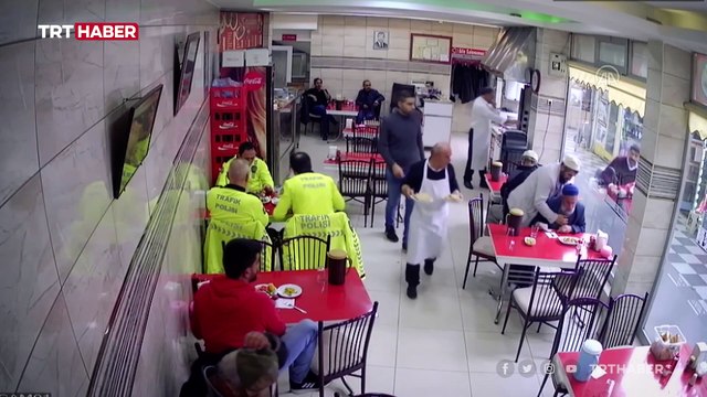 Nefes borusuna yemek kaçan kişiyi polisin Heimlich manevrası kurtardı