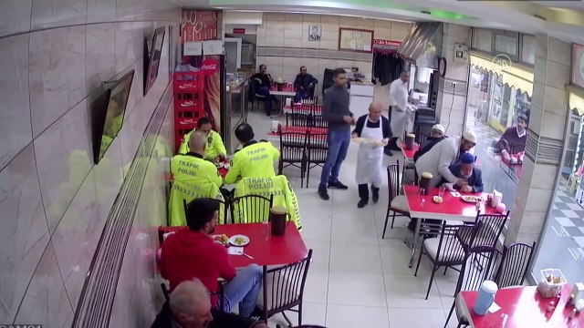 Nefes borusuna yiyecek kaçan yaşlı adamı Heimlich manevrası kurtardı
