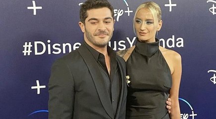 علاقة حب تجمع بطلي مسلسل نتفليكس