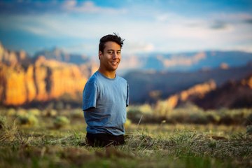 This Make-Up Artist Creates Chic Looks Without Limbs