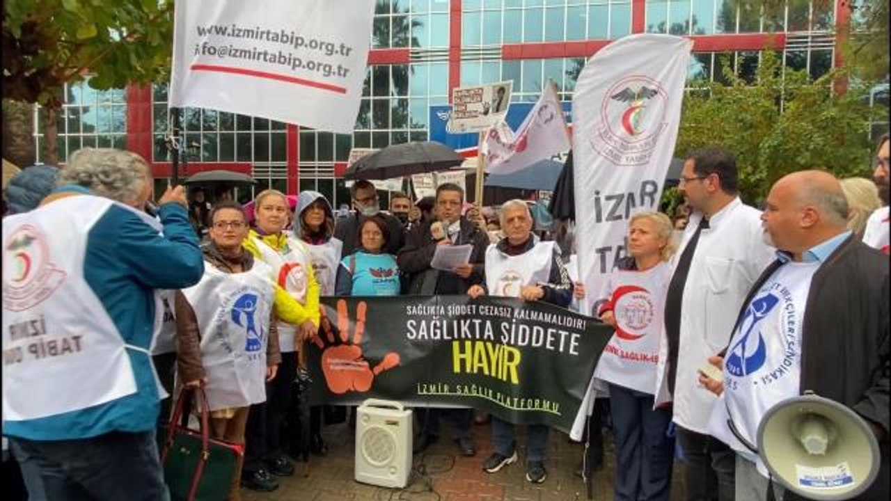 İzmir'de 'Sağlıkta Şiddet' Protestosu: "Sağlık Çalışanlarını Korumak İçin Parmağınızı Kıpırdatmıyorsunuz"