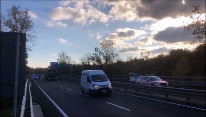 Скачать видео: Incidente mortale sulla Siena-Firenze: auto contromano, tragico scontro