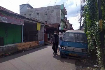 Mobil Angkot Terbengkalai di Jalan Babakan Tengah Dramaga