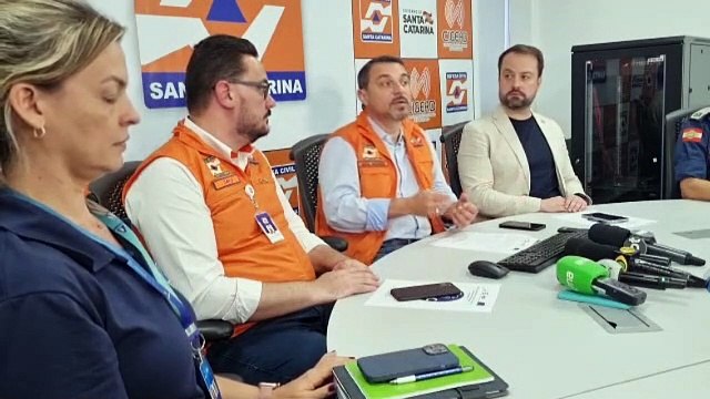 Bombeiros fazem buscas por militar que caiu no rio durante resgate no Rio Itajaí-Açu