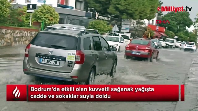Bodrum'da sağanak yağışta cadde ve sokaklar suyla doldu