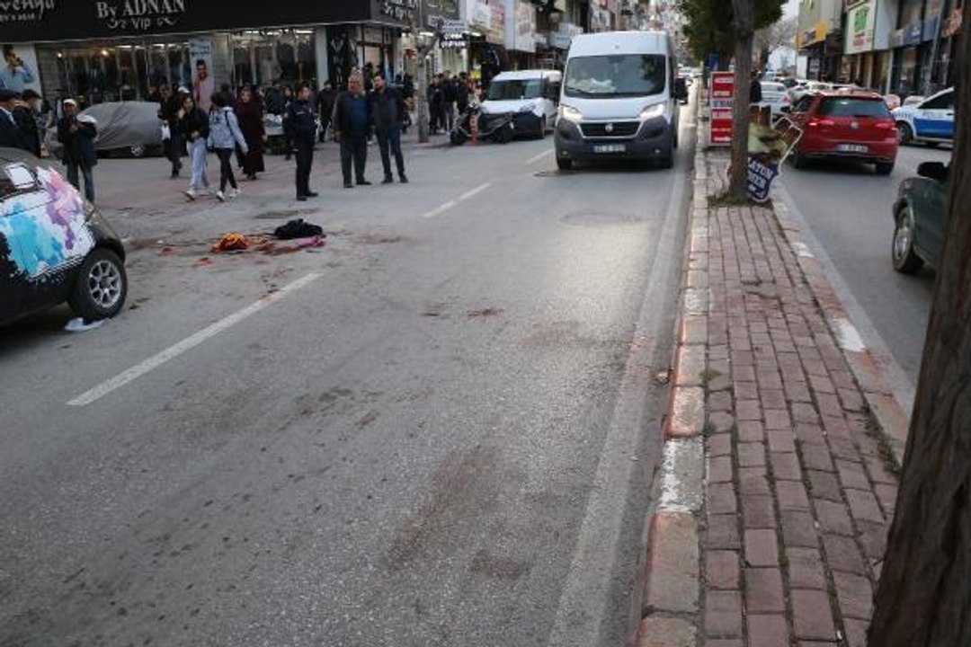 CADDEDE ÇIKAN TARTIŞMADA BOYNUNDAN BIÇAKLANDI