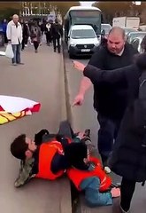 İklim aktivistlerini yolun ortasından süpürdüler