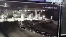 Al casello autostradale l’auto... vola verso il cielo: virale il video ripreso in Cina