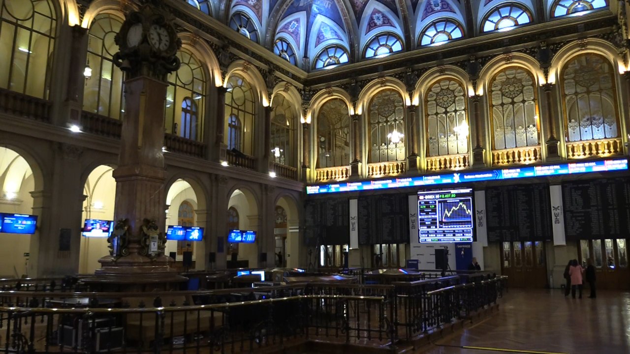 El Ibex 35 arranca diciembre por encima de los 8.400 puntos