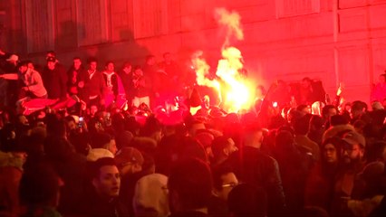 «C’est historique» : les supporters du Maroc en liesse sur les Champs Elysées
