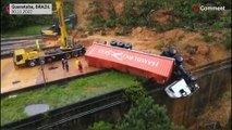 دزن تعليق: مقتل شخصين وفقدان العشرات بعد انهيار أرضي وسط طريق سريع في جنوب البرازيل