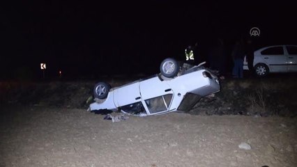 Devrilen otomobildeki 2 kişi yaralandı