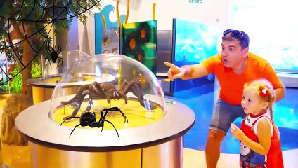 ستايسي والأب يلعبان في متحف العلوم للأطفال