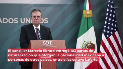 Mon Laferte recibe carta de naturalización mexicana; entona himno nacional