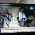 Criminosos rendem funcionários de loja antes de roubarem carro, no Gama