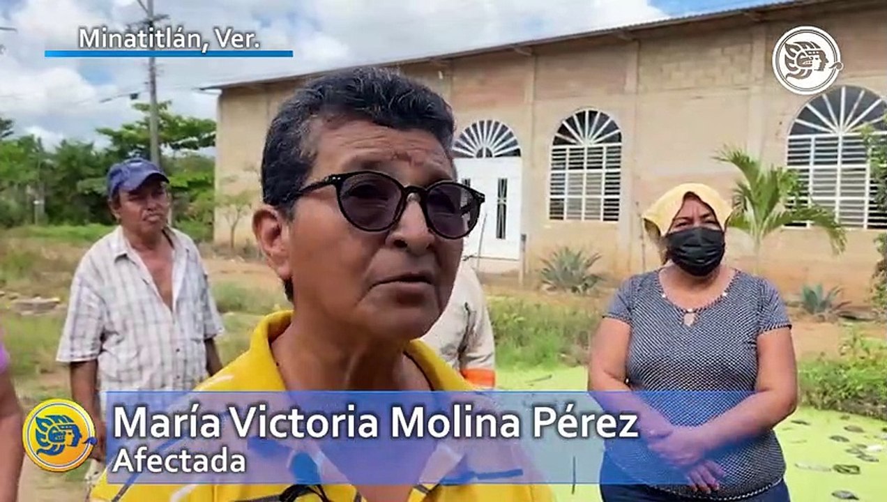 Socavón en Minatitlán por colapso de drenaje; v...