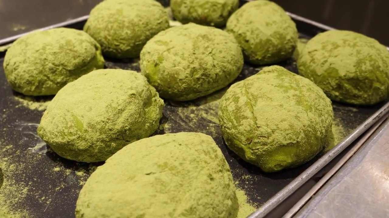 Green tea cream bread - Korean Street Food