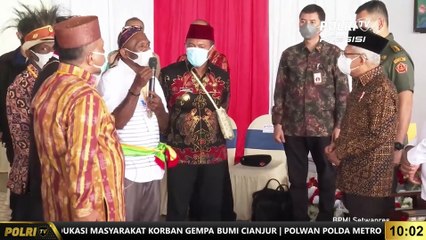 PRESISI UPDATE 10.00 WIB : Masyarakat Adat Suku Mbaham Matta Beri Wapres Cenderamata